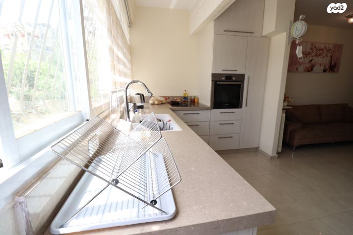 דירה, הרב עוזיאל, ירושלים