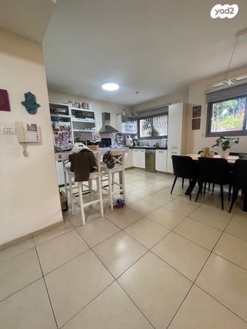 דירת גן, כפר סבא