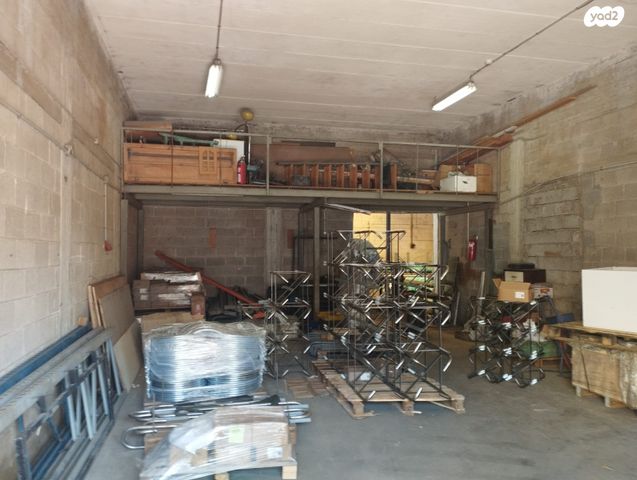 מחסנים, קרית ביאליק