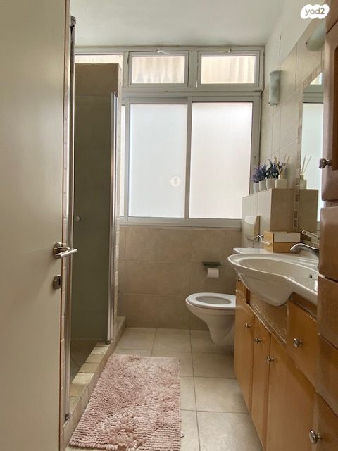 דירה, הרב אברהם יצחק הכהן קוק, הר שלום, בני ברק