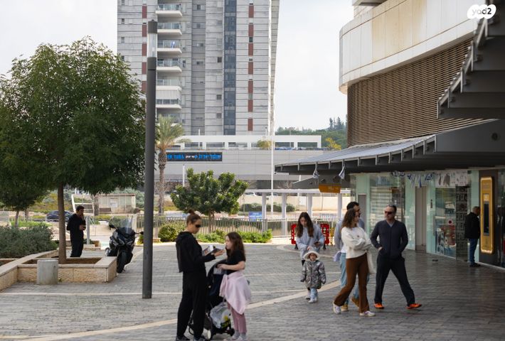 חנויות/ שטח מסחרי, נחל אלכסנדר, צור יצחק