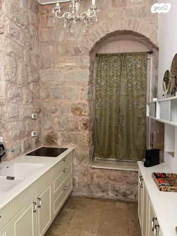 דירה, עזרת ישראל, ירושלים