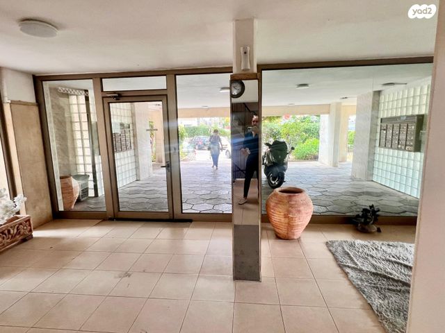 דירה, דוד רזיאל, בת ים