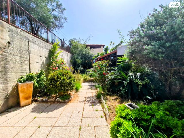 דו משפחתי, ארבל, אלפי מנשה