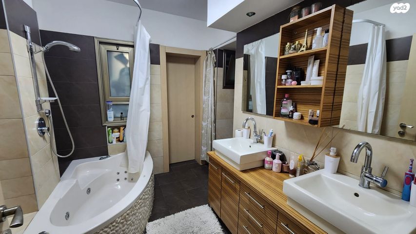 גג/ פנטהאוז, האלוף אהרון יריב, קרית אילון, חולון