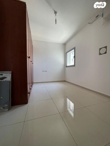 דירה, יוחנן הסנדלר, בת ים