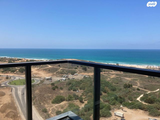 דירה, אריק איינשטיין, בת ים