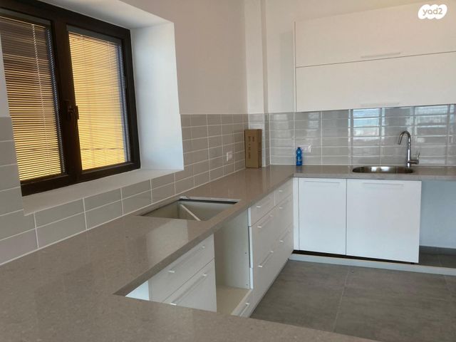 דירה, אריק איינשטיין, בת ים