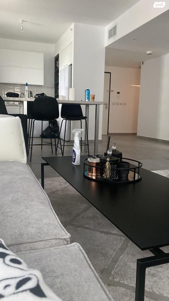 דירה, אריק איינשטיין, בת ים