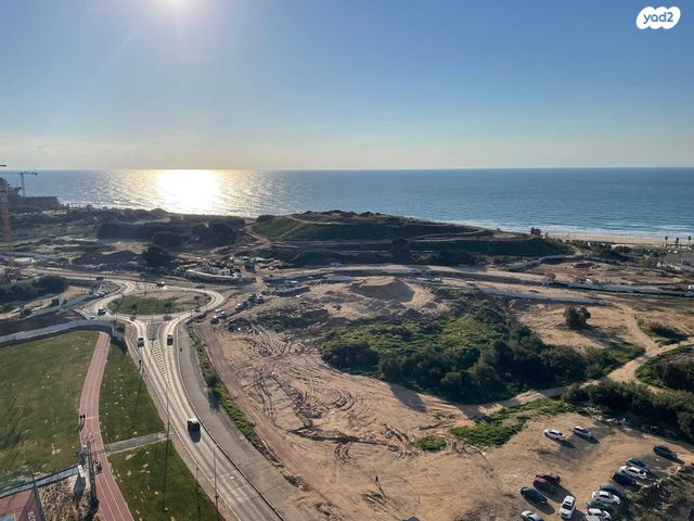 דירה, אריק איינשטיין, בת ים