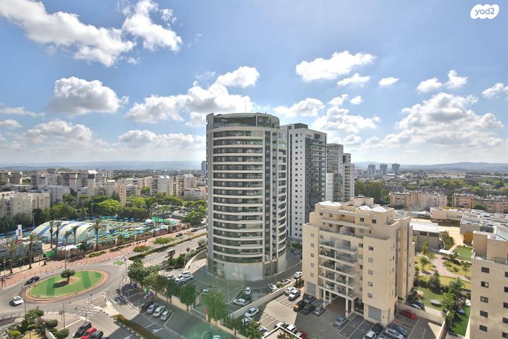 דירה, עפרה חזה, משכנות האומנים, קרית מוצקין