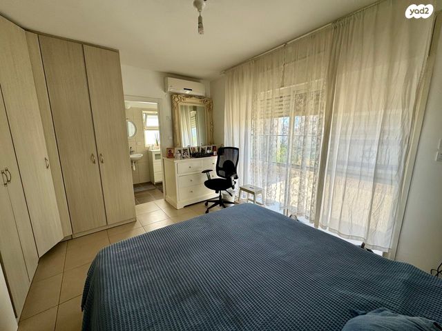 דירה, נחל אלכסנדר, צור יצחק