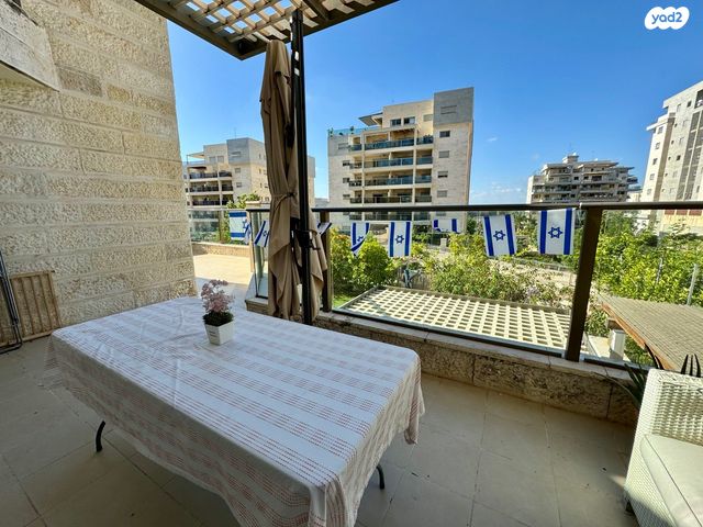 דירה, נחל אלכסנדר, צור יצחק