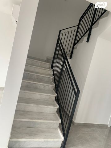 דירת גן, נעלה