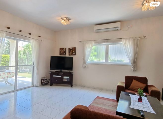 דו משפחתי, אורנית