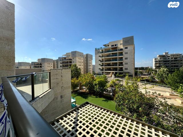 דירה, נחל אלכסנדר, צור יצחק