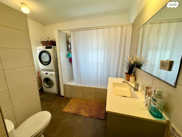 דירה, נחל אלכסנדר, צור יצחק