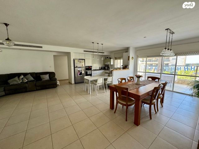 דירה, נחל אלכסנדר, צור יצחק