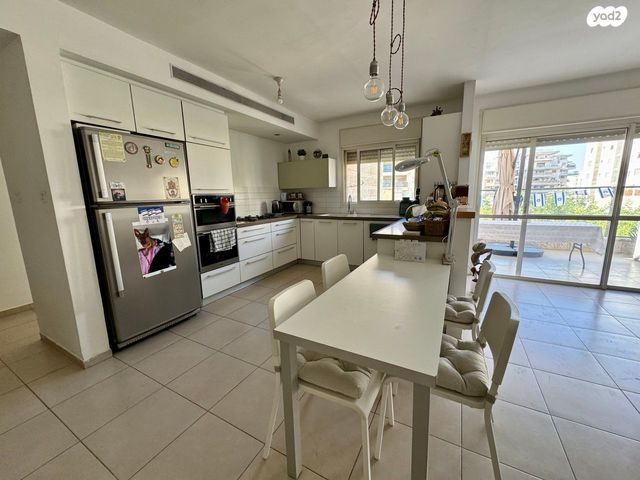 דירה, נחל אלכסנדר, צור יצחק