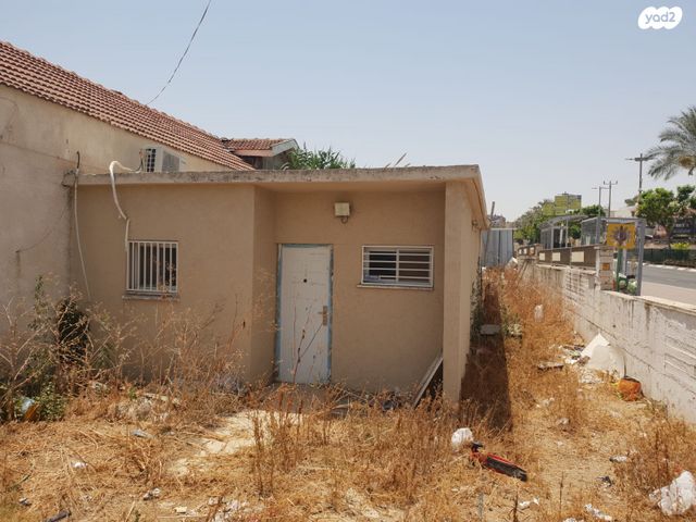 מגרשים