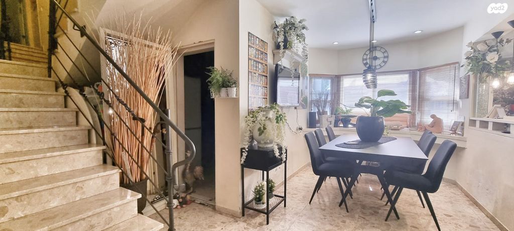 דו משפחתי, אורנית