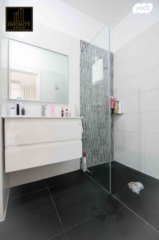 דירת גן, ניסים אלוני, ראש העין