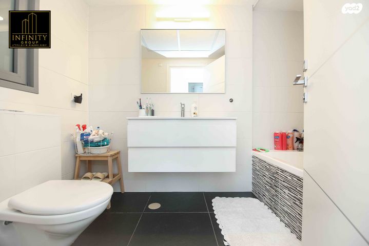 דירת גן, ניסים אלוני, ראש העין