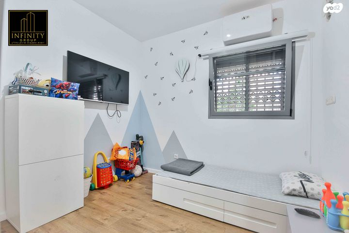 דירת גן, ניסים אלוני, ראש העין