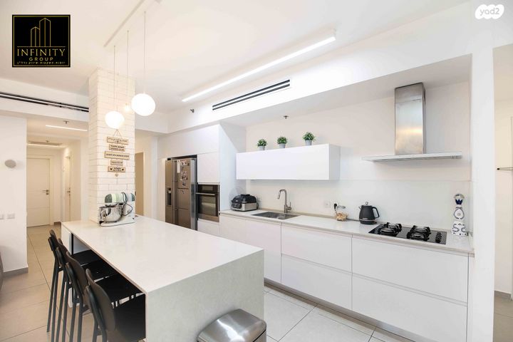 דירת גן, ניסים אלוני, ראש העין