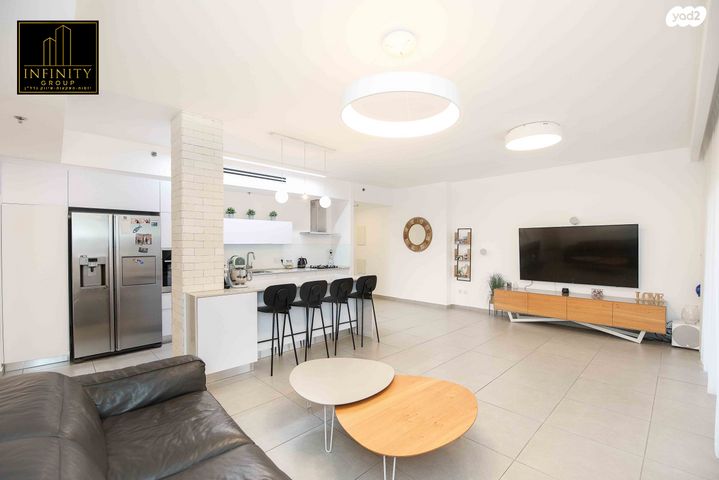 דירת גן, ניסים אלוני, ראש העין