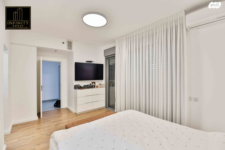 דירת גן, ניסים אלוני, ראש העין