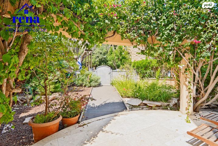 דו משפחתי, קיסריה