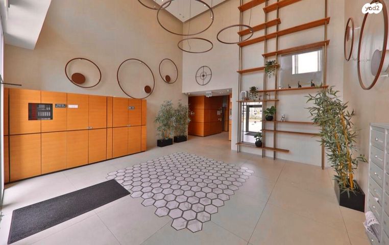 דירה, עוזי חיטמן, נאות אפק, אפקה, קרית ביאליק