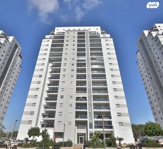 דירה, עוזי חיטמן, נאות אפק, אפקה, קרית ביאליק