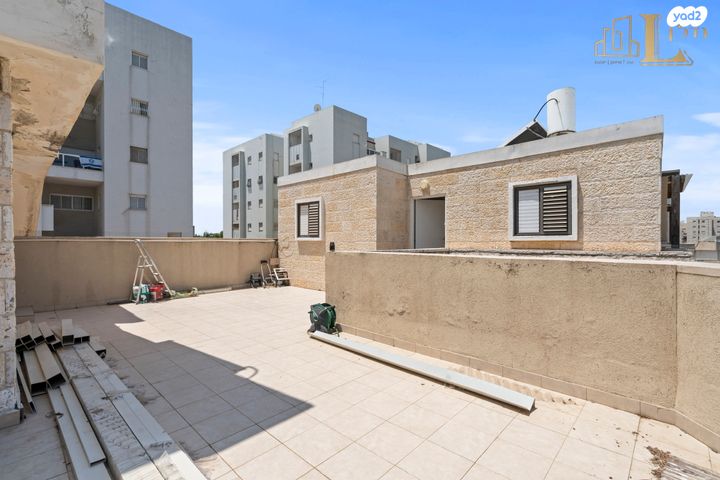 גג/ פנטהאוז, רא"ל מוטה גור, רחובות