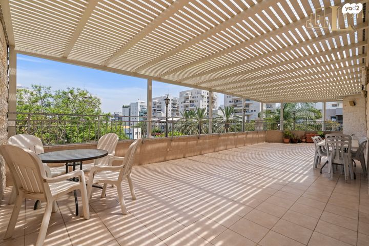 גג/ פנטהאוז, רא"ל מוטה גור, רחובות