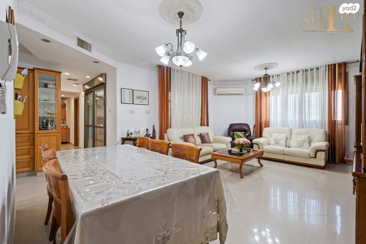 גג/ פנטהאוז, רא"ל מוטה גור, רחובות