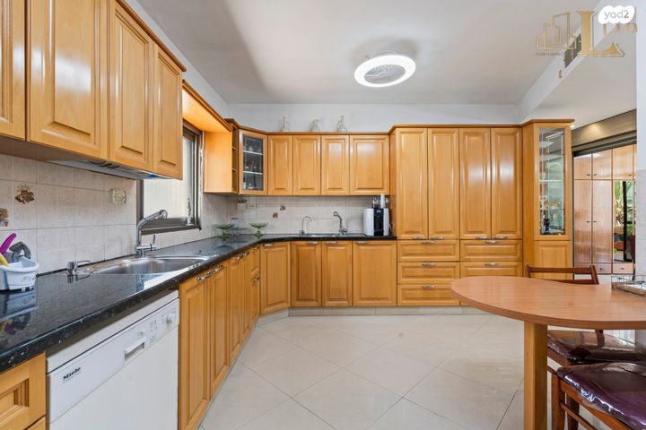 גג/ פנטהאוז, רא"ל מוטה גור, רחובות