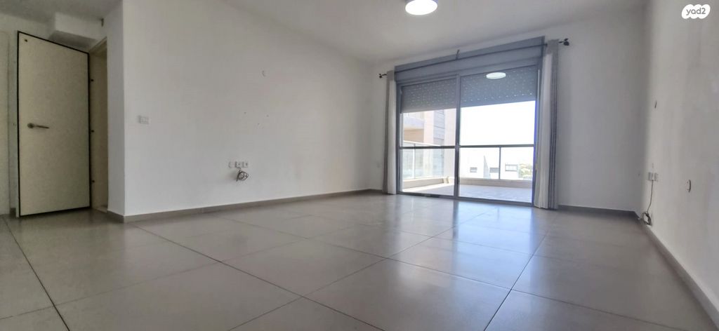 דירה, יפה ירקוני, ראש העין