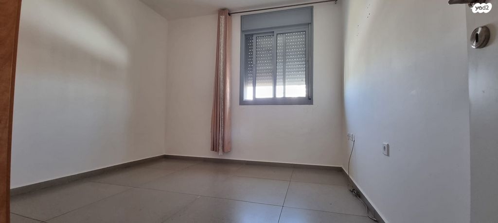 דירה, יפה ירקוני, ראש העין