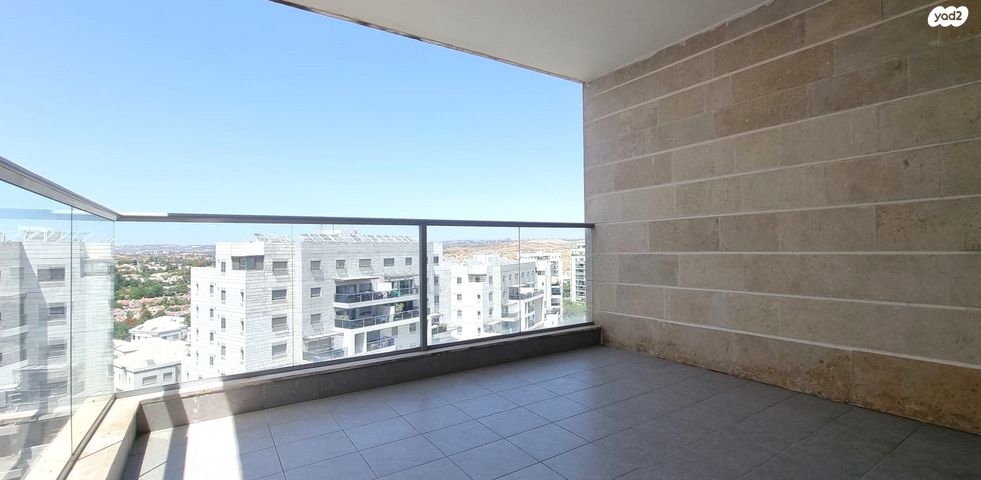 דירה, יפה ירקוני, ראש העין