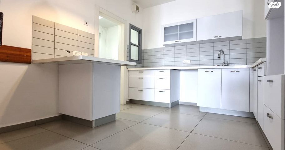 דירה, יפה ירקוני, ראש העין