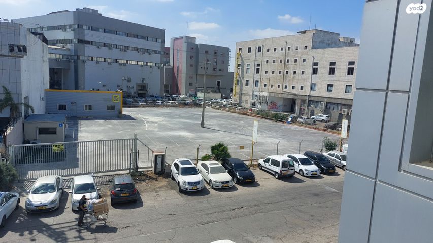 מגרשים