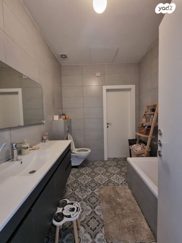 דירת גן, אסתר ראב, הרצליה