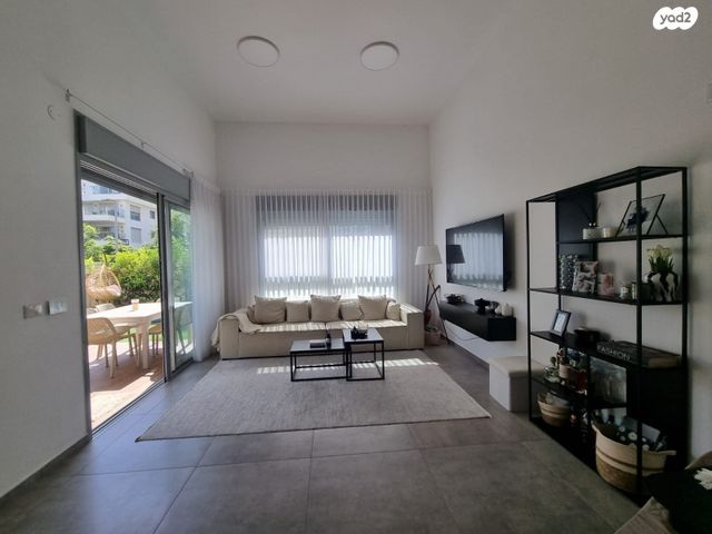 דירת גן, אסתר ראב, הרצליה