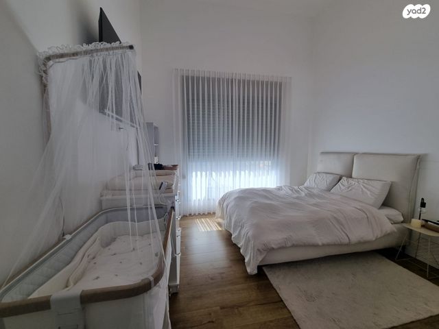 דירת גן, אסתר ראב, הרצליה