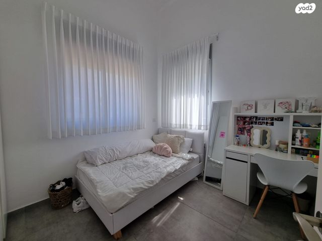 דירת גן, אסתר ראב, הרצליה