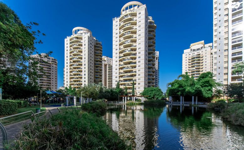 דירה, יעל רום, הדר המושבות החדשה / אם המושבות החדשה, פתח תקווה