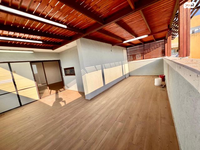 גג/ פנטהאוז, אורי צבי גרינברג, חולון