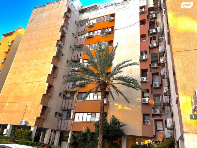 גג/ פנטהאוז, אורי צבי גרינברג, חולון